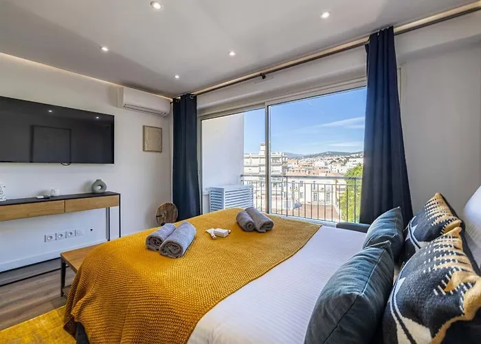 8 Merle - Beau Au Centre De Avec Balcon ! * Cannes