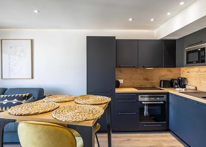 8 Merle - Beau Au Centre De Avec Balcon ! * Cannes