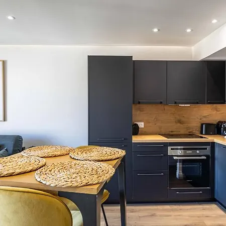 8 Merle - Beau Au Centre De Avec Balcon ! * كان